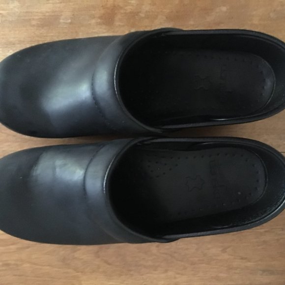 Dansko Matte Black Leather Cabrio Professional Clogs - Picture 7 of 7